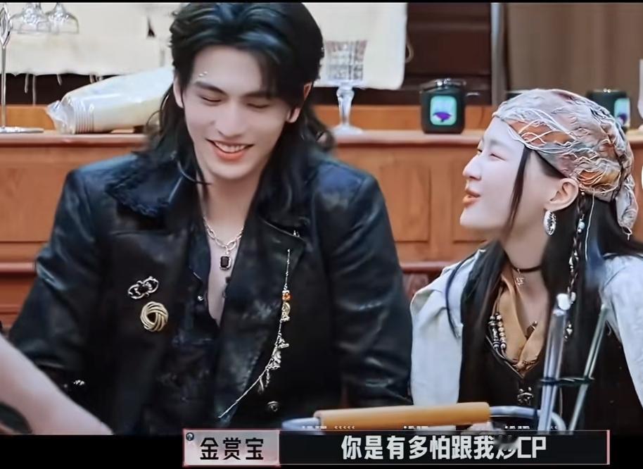 金靖：“你是风儿，我是沙。”

张凌赫听得一脸懵。

金靖转头又开唱：“缠缠绵绵
