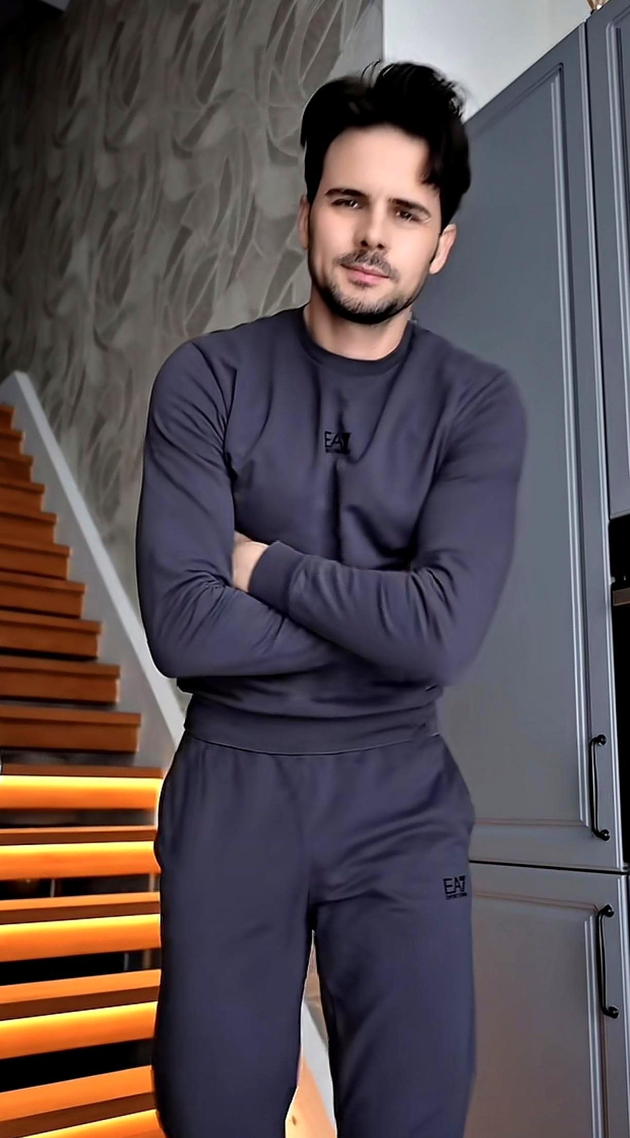 她的粉丝和钱，都是靠我赚的。
这话刚撂下三天，他私信就被骂到关停。
那边，他还在