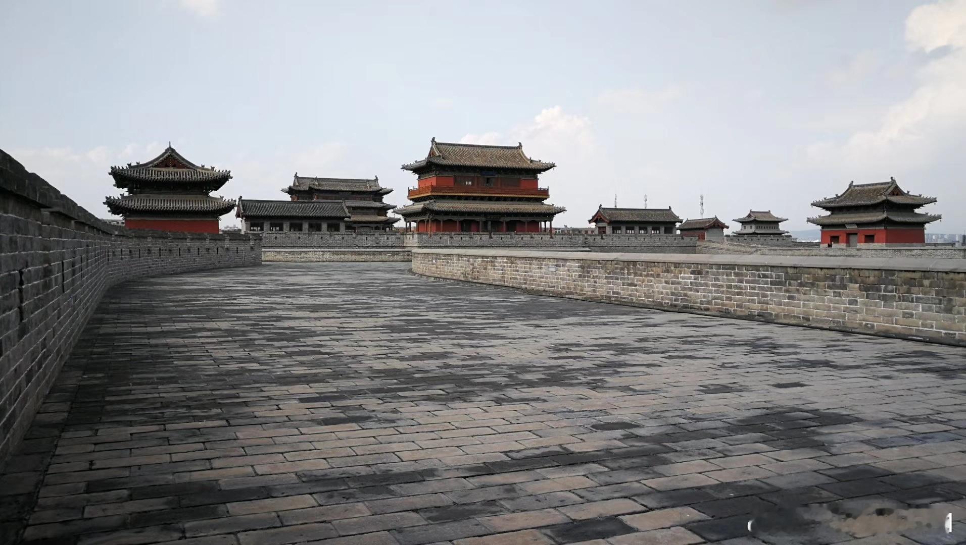 人偶尔需要远行一次，不是走别人的路，而是探索出自己的路。       ——周国平