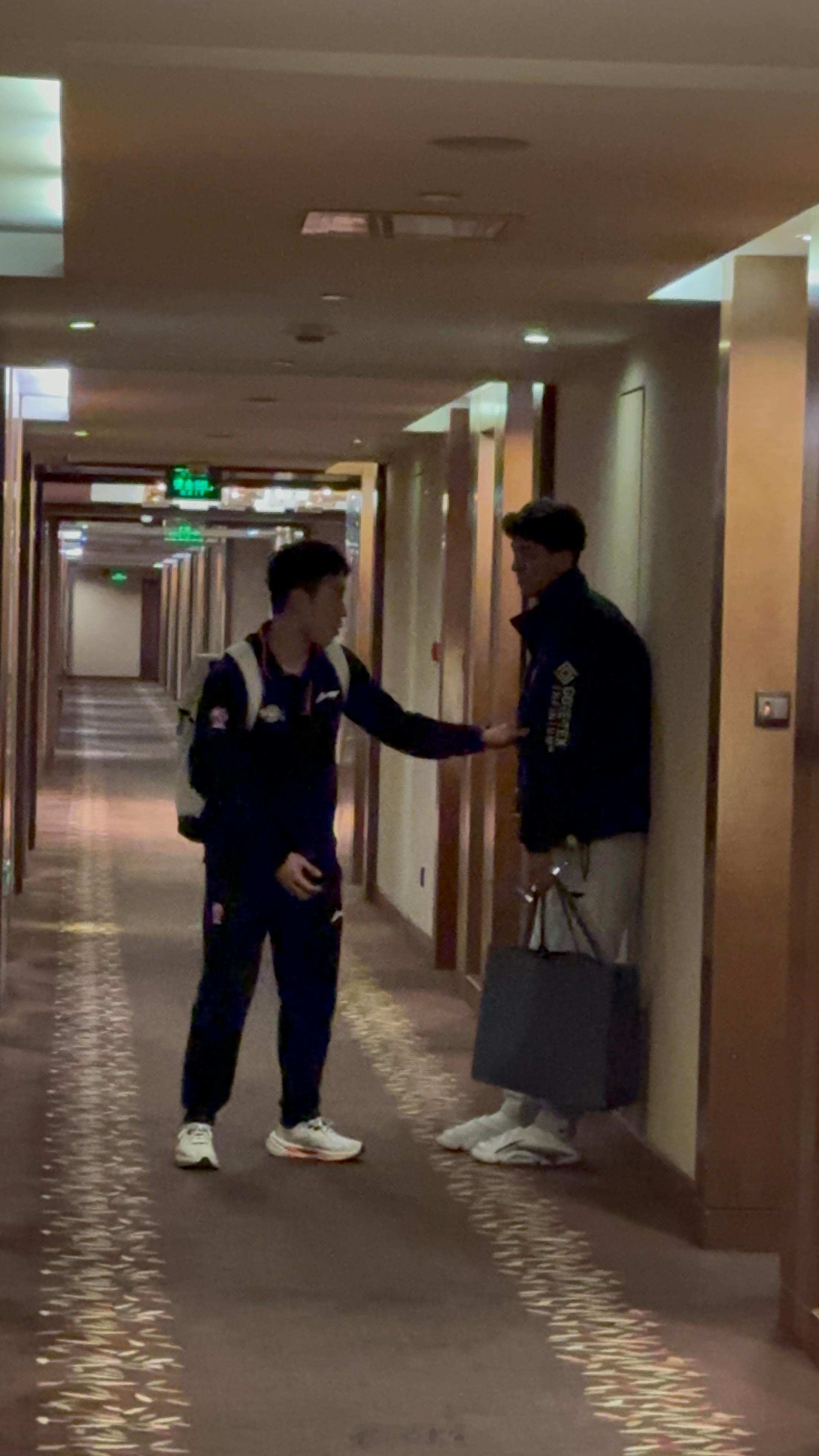 一回到酒店西尔扎提就和视频分析师李天舒讨论今天比赛时的一些防守细节。输球多总结，