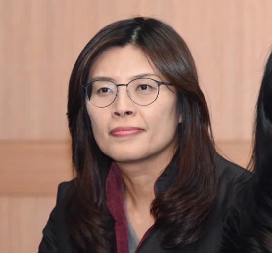 郑丽文终于“摊牌”了！她对德国媒体叫嚣“不放弃武力保卫台湾的决心”，就是国民党“