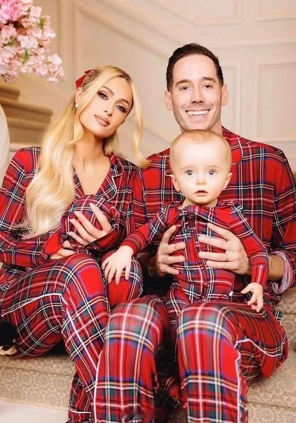 美国名媛Paris Hilton 的圣诞气氛家庭照名媛Paris Hilton 