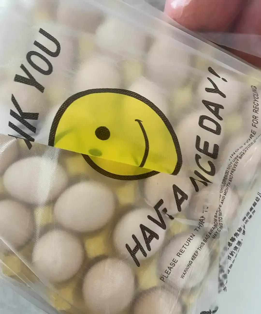 我买了板30个鸡蛋，结账18块多，刚出超市门就看见门口海报写着同款14块8，瞬间