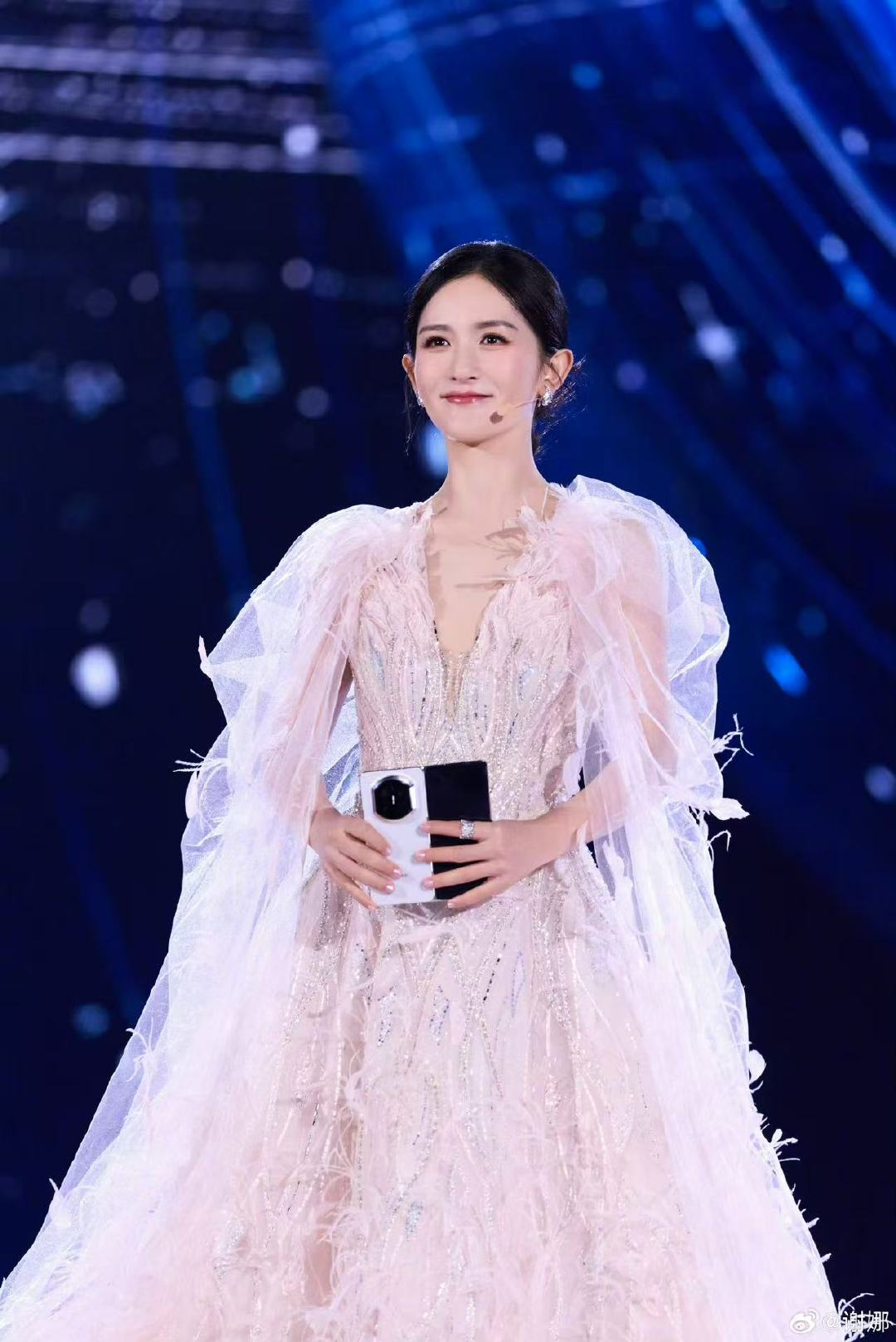 谢娜 太阳女神出发啦太阳女神谢娜全新出发，光芒满溢超吸睛，妥妥照亮整个 2026