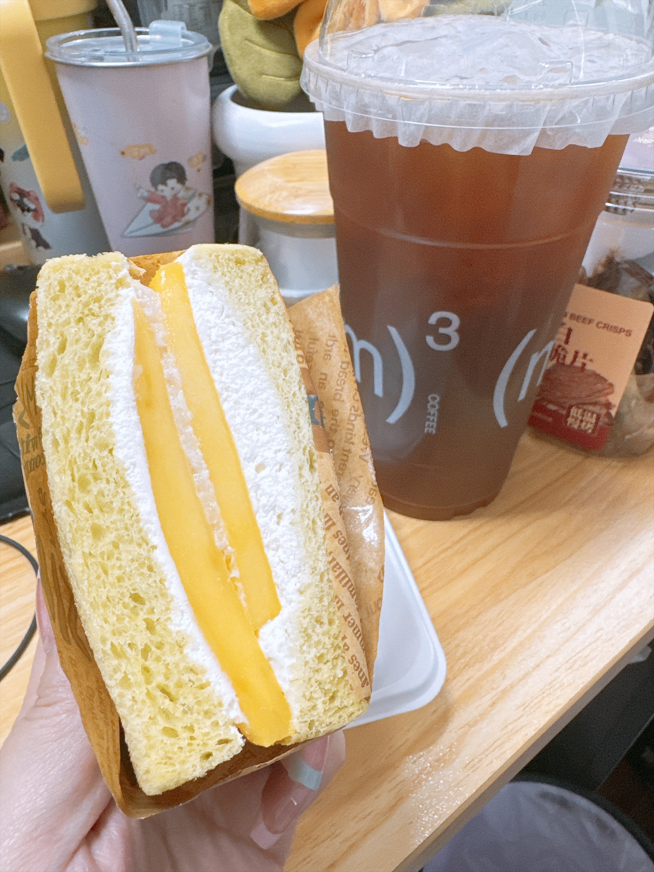 碳水夺命，咖啡续命，牛马一命抵一命。 ​​​