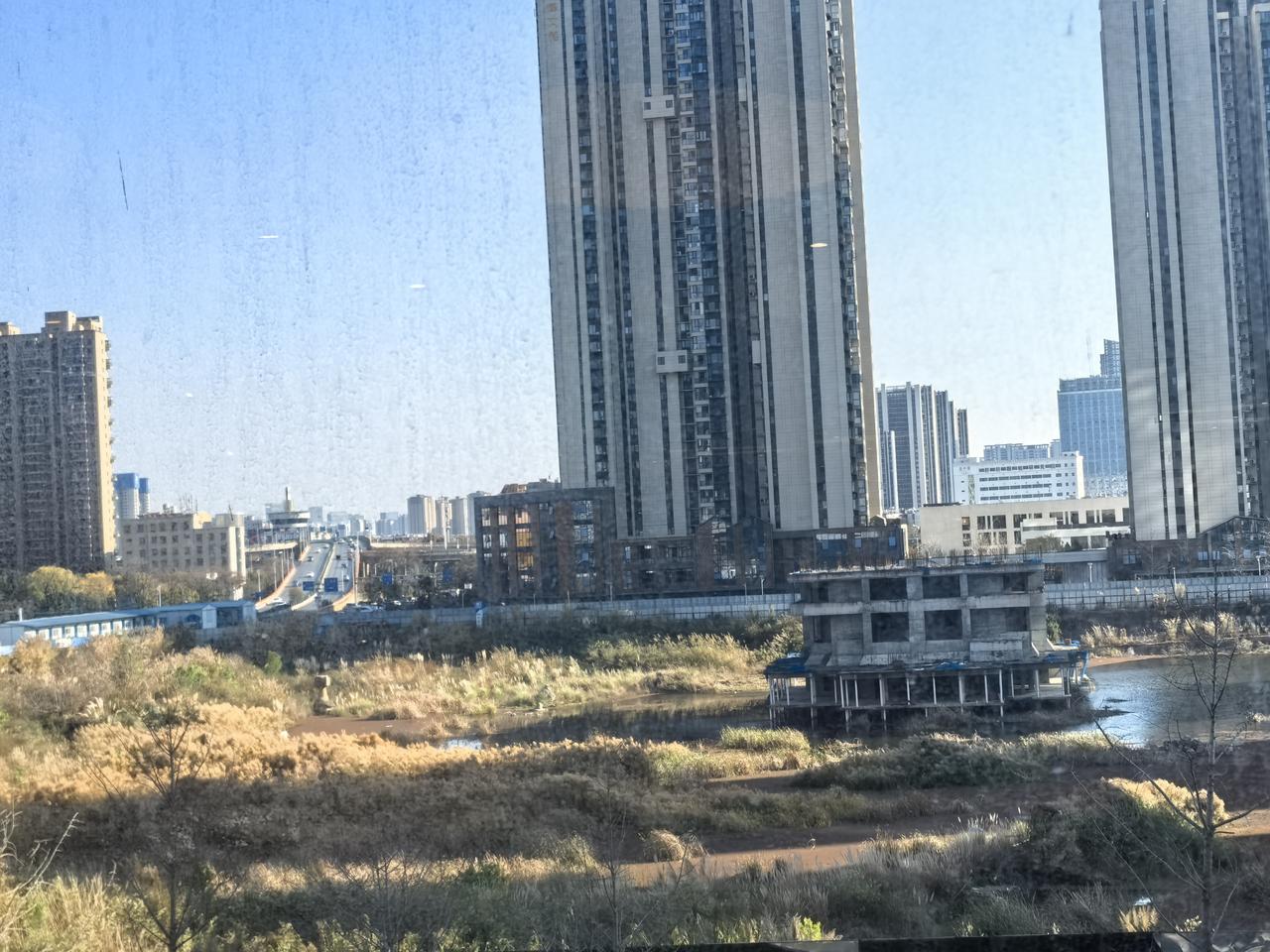 这个昆明老螺蛳湾的这块空地，不建设的话可以建个大鱼塘，方便市民钓鱼，或者是建个公