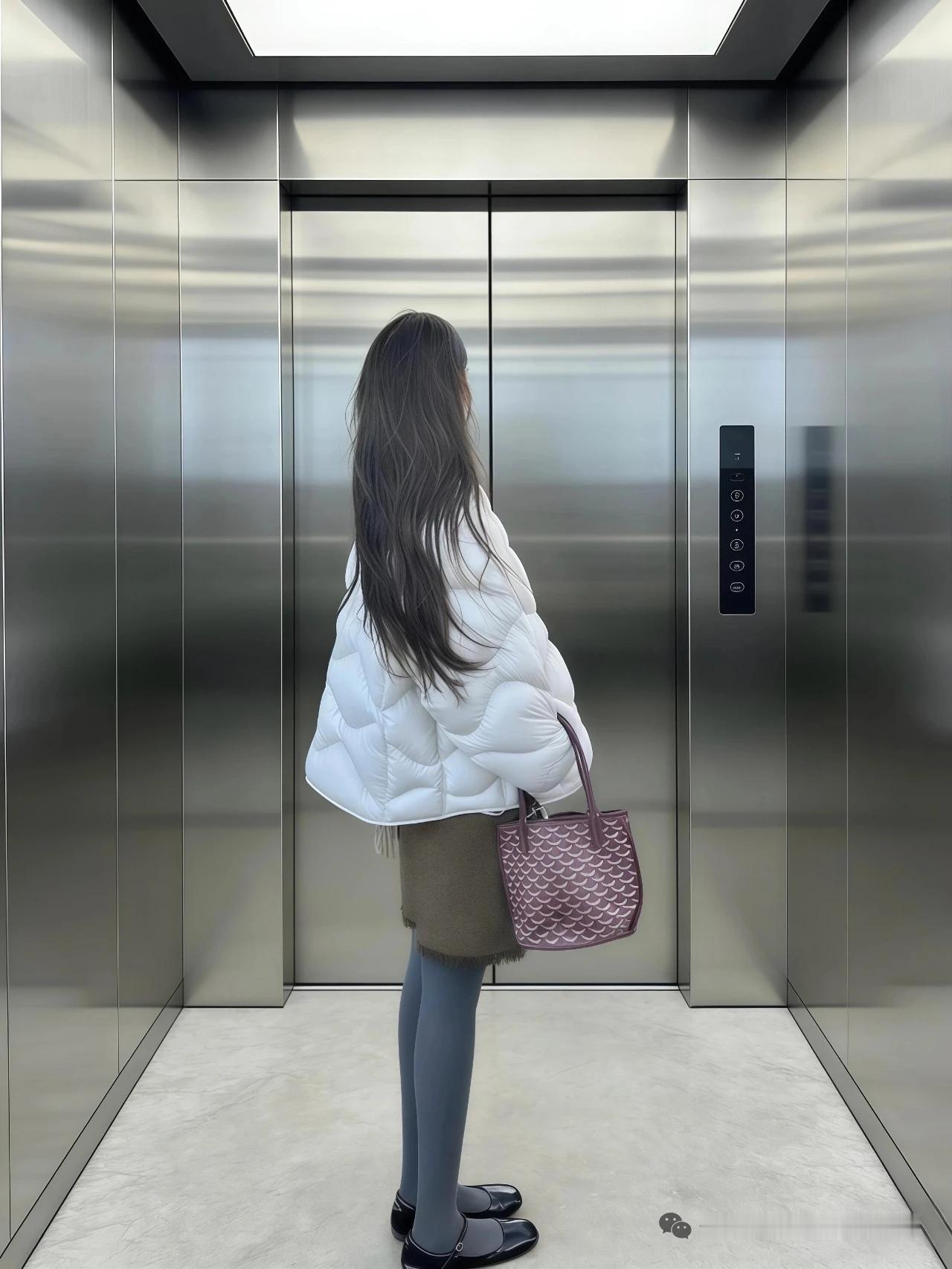 穿搭指南：白色羽绒服+棕色裙摆+紫色手袋，完美搭配！