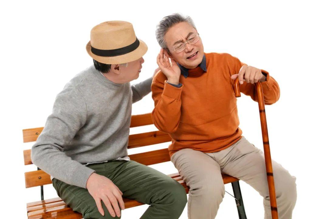 老人听力下降的危害
        其一，沟通困难。与家人交流时，老人常听不清话