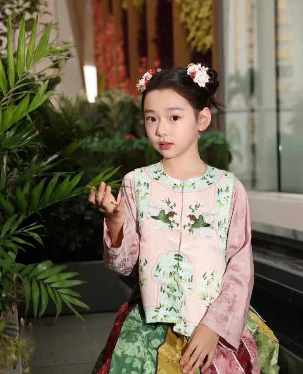 小酒窝真好看，是非常不错的舞蹈苗子了，基本功真好。 