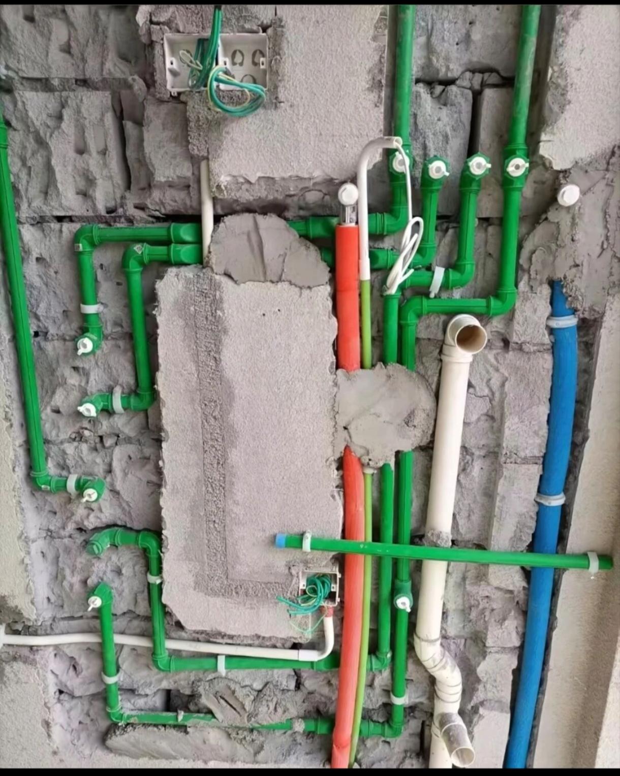 全屋净水系统，中间是锅炉，循环棒、储水箱位置。都还有加接头的空间，管子这么多也就