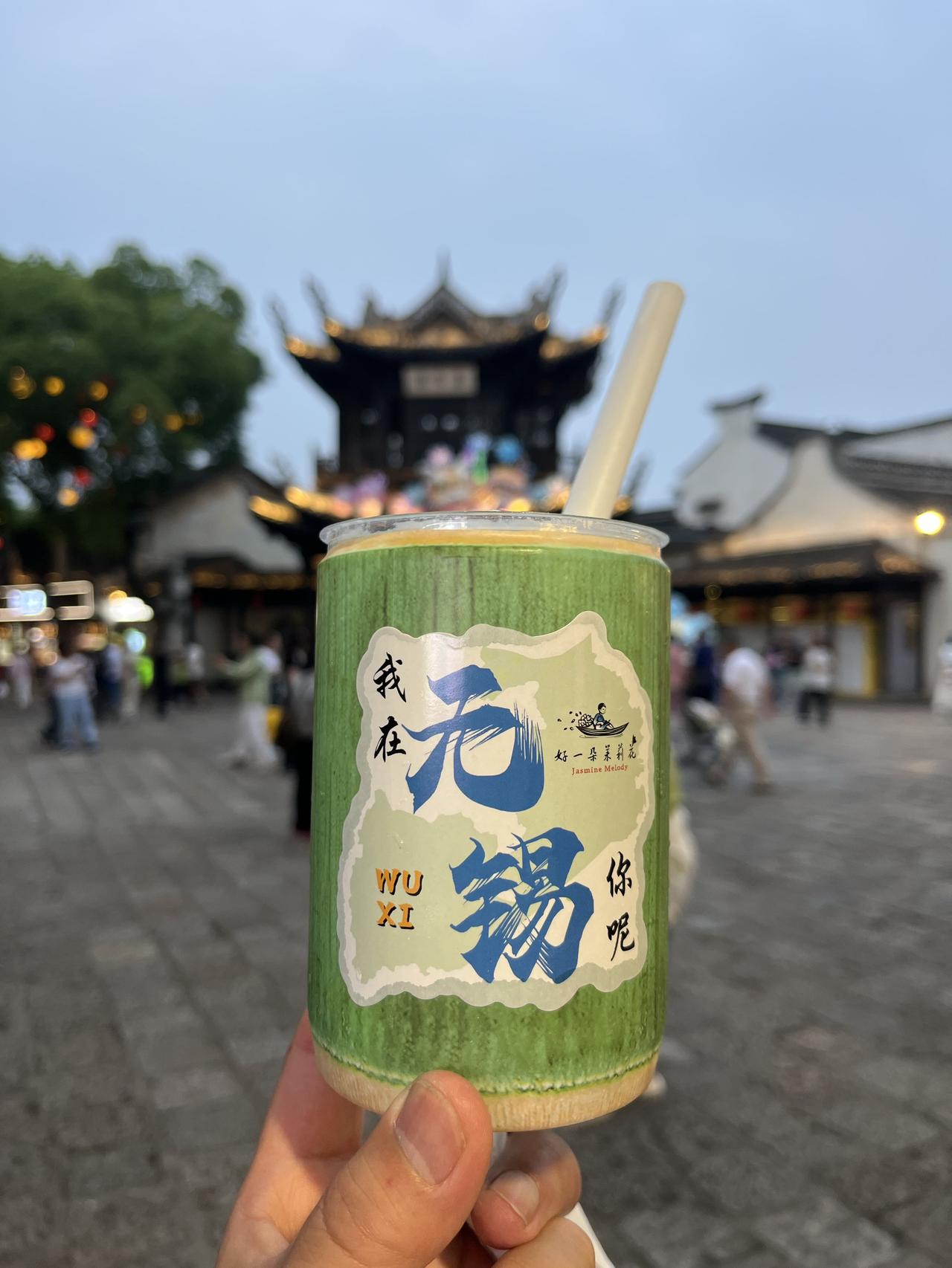 这会儿，
我在无锡惠山古镇，
这儿简直是宝藏之地，
它有“江南祠堂博物馆”的美名