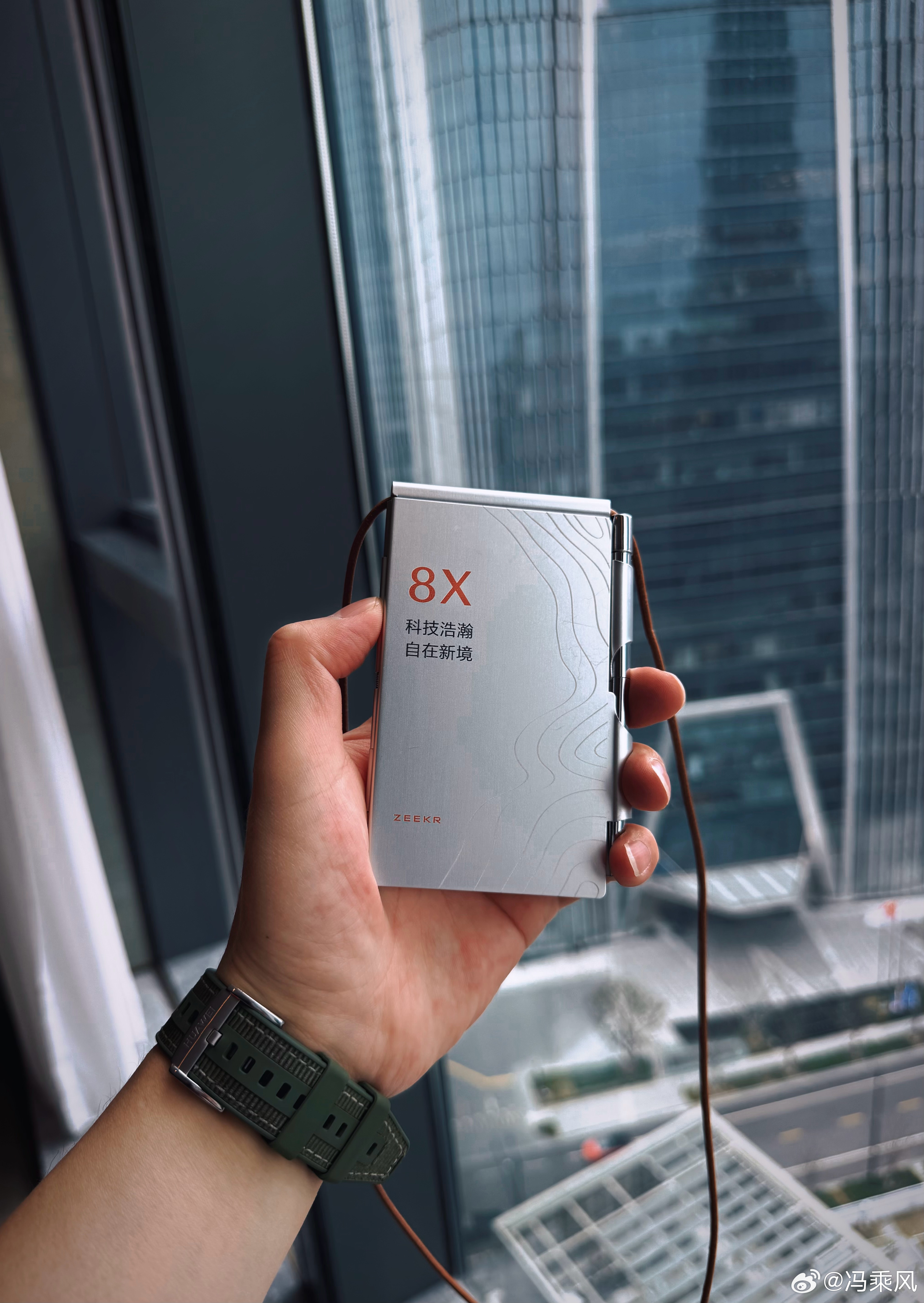 极氪每次发布会的小周边，做的真挺有意思，看起来很精致。今晚极氪8X技术发布会，晚