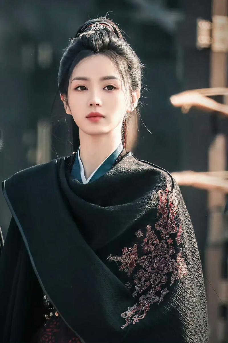 田曦薇，穿着铠甲跑步前进的样子，只能说“”真可爱“！
最近的《逐玉》大火，从形象