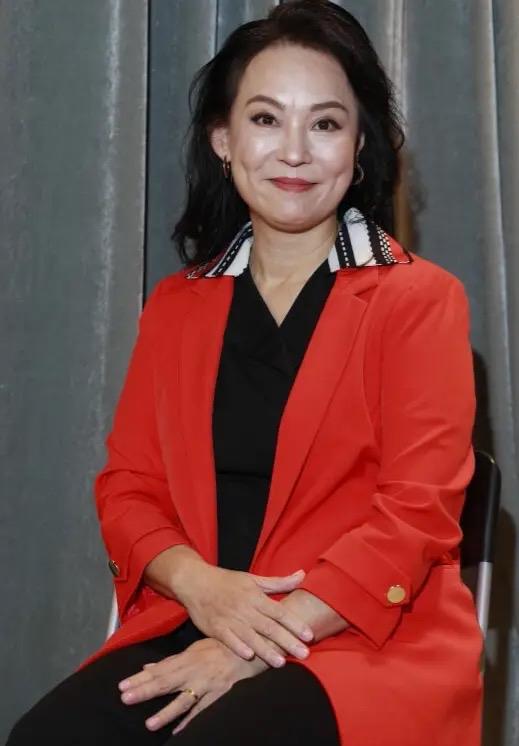 非常有道理的话：“你如果能不相信任何人，不可怜任何人，不深交任何人，不与任何人诉