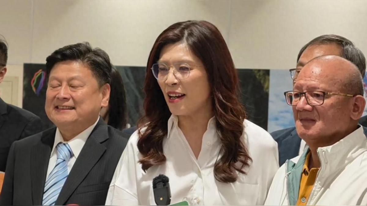 很多人都在猜郑丽文这趟大陆行到底带回来什么，表面看是6天行程的合影与发言，私底下