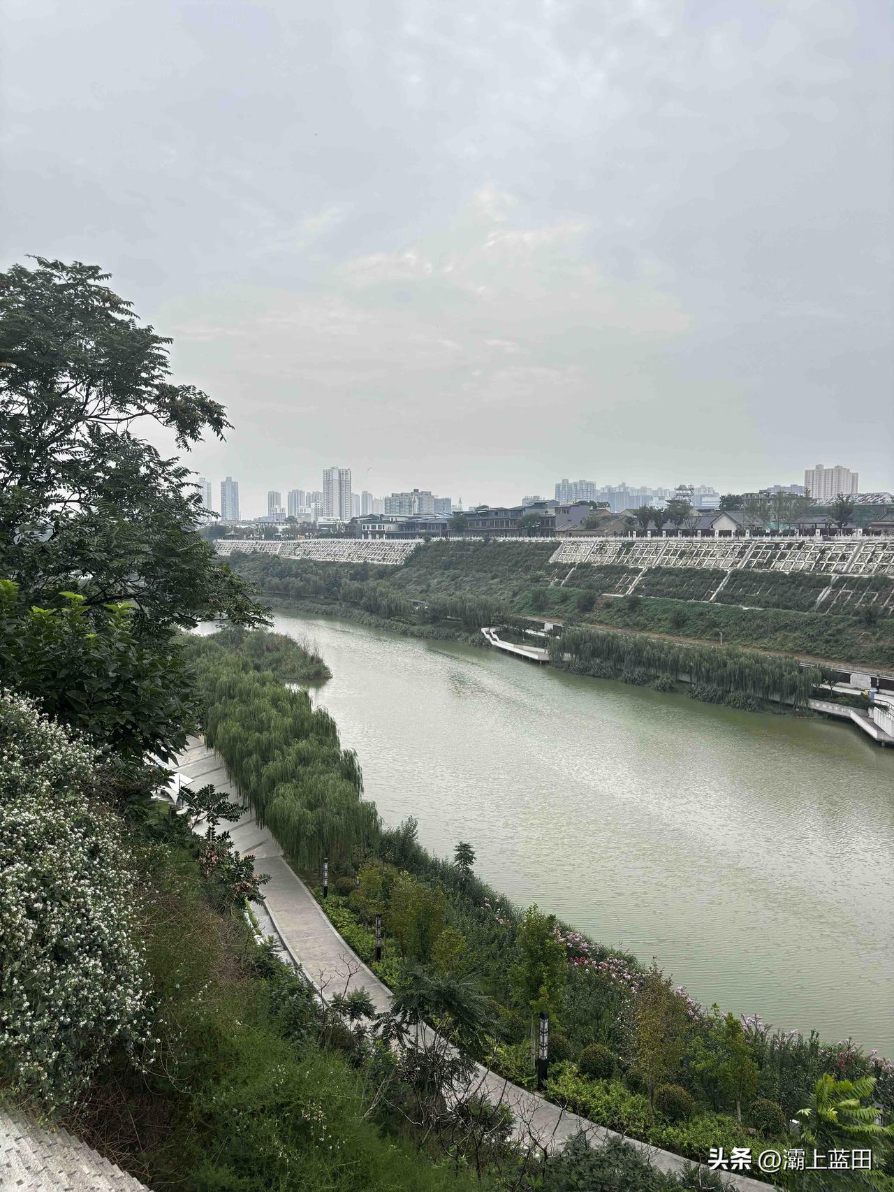 三原县清峪河公园随拍，图三低处的老石桥，应该就是古龙桥吧，据说明代古桥，三原知名