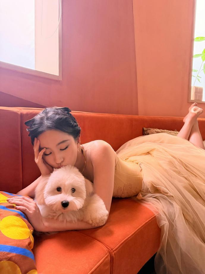 每次看刘亦菲的日常照都能从头欣赏到脚！抱着狗狗在沙发上四连拍也太萌了，小狗小狗我