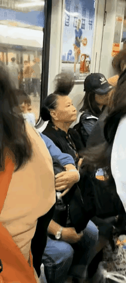 70多岁老奶奶的发型标新立异，创意拉满，勇气拉满，回头率拉满。难道说这就是现实中