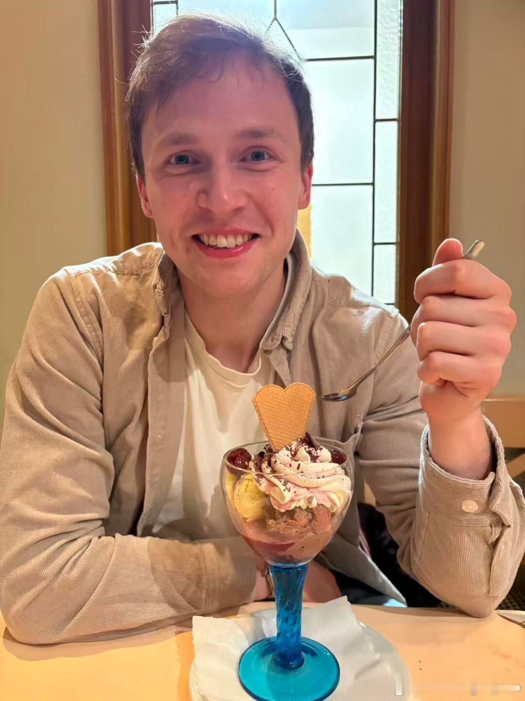 杜达：德国菜😋吃饱了才有力气训练！😝 来尝尝德国地道美食——香肠配薯条，饭后