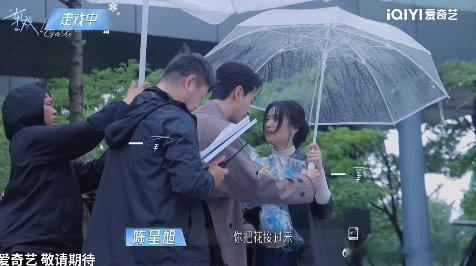 陈星旭卢昱晓雨中撑伞吻谁能拒绝这种拉扯感！雨中撑伞吻的欲语还休，眼神里全是戏，看