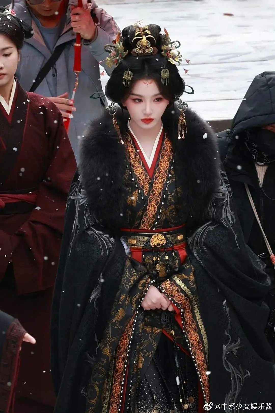 第一次见女明星穿黑貂，大家觉得孔雪儿这造型如何？ 