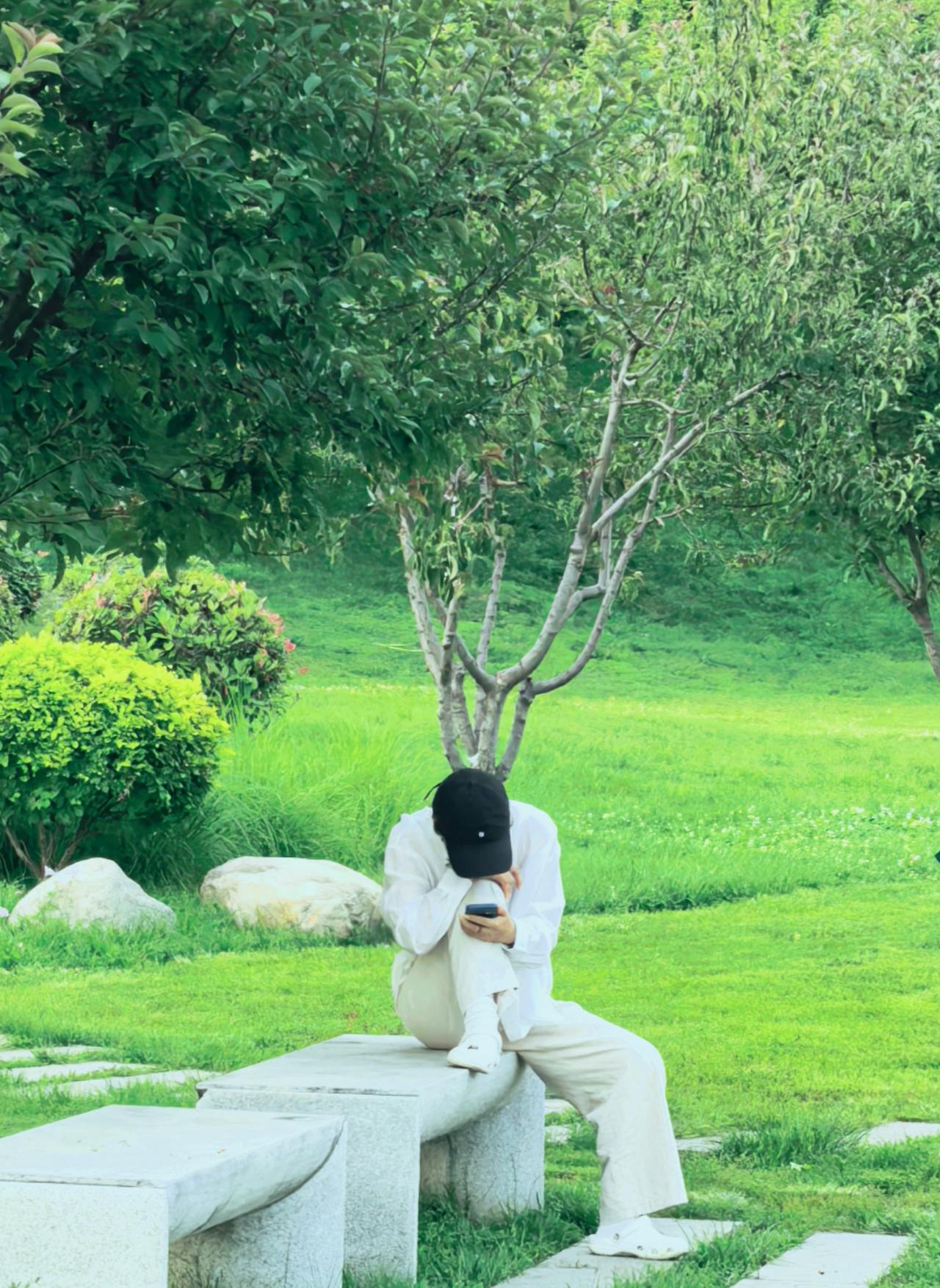 猜猜，他在看什么？不是老板的消息，不是股票涨跌，是风把云吹成了小时候棉花糖的形状