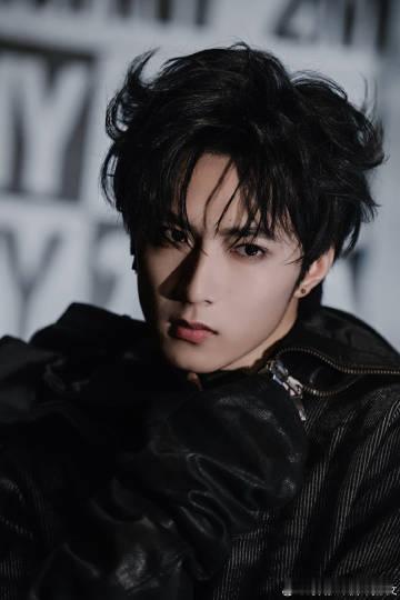 刘耀文45度站姿升级了 刚刷到今晚活动的生图我直接惊到暂停视频，谁能想到他的标志