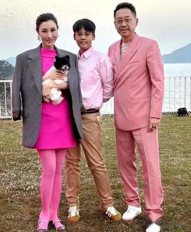 李嘉欣的儿子怎么长成这样？李嘉欣两口子长得都很好看，怎么儿子没有遗传他们的颜值？