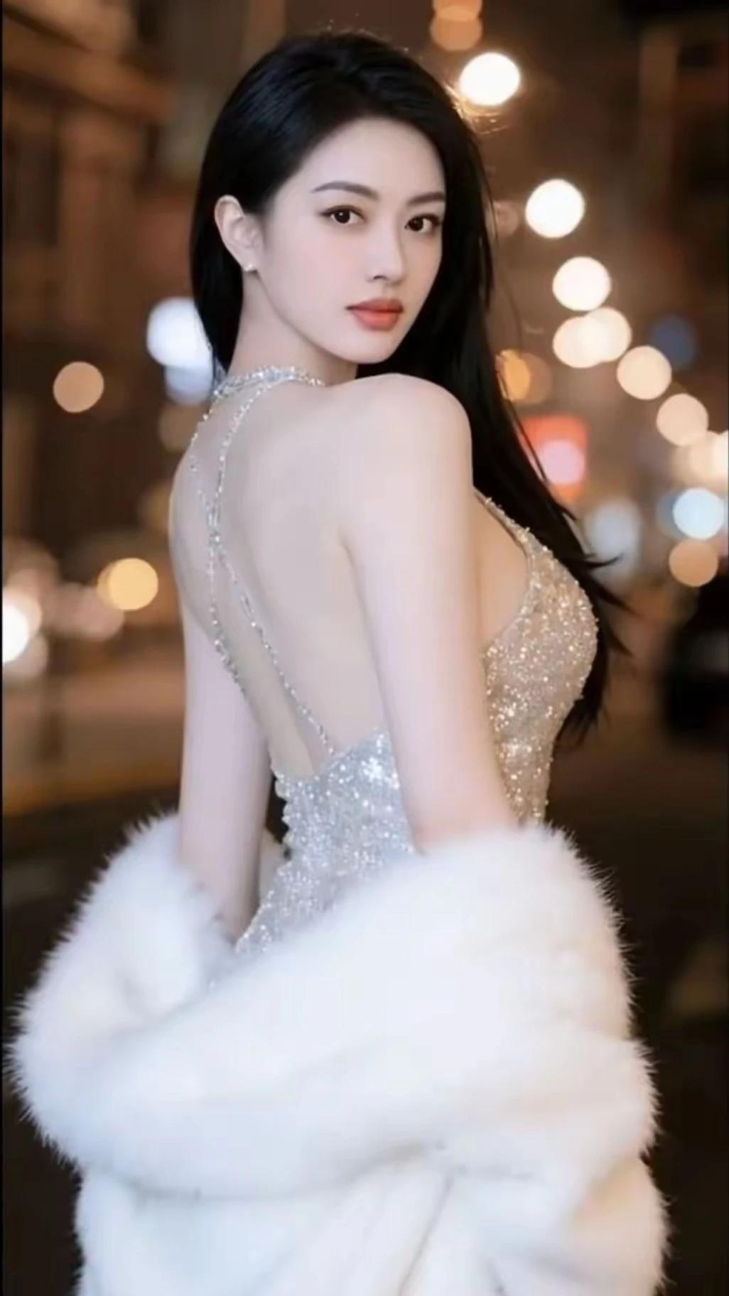 回眸一瞧有深意，
眼若春水送秋波。
两情若是久长时，
心灵相通一首歌。