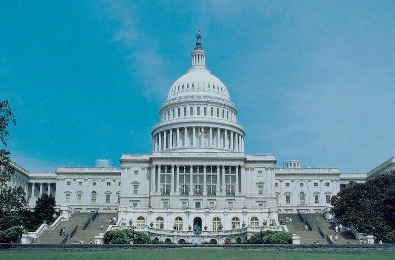 灯塔的裂痕：美国霸权护持下的内爆与全球秩序重构

纽约港雾中，“山巅之城”理想渐