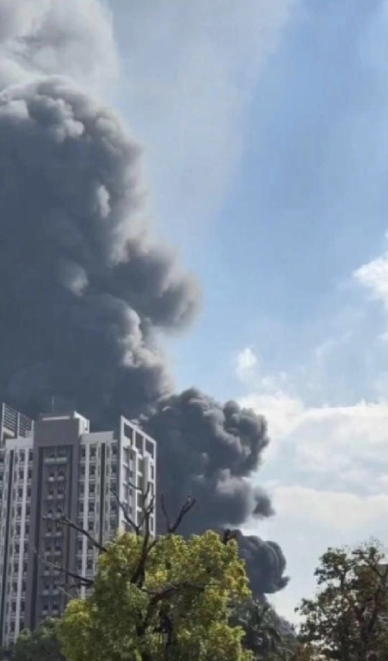 快报！台南市一工业区突发大火，升起的滚滚浓烟迅速超过15层楼。
据中天新闻网等台