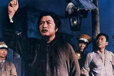 他死前一小时，还在给刚出生的儿子削木头小马。
军阀吴佩孚的屠刀就架在脖子上，命令