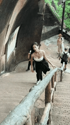 小姐姐的体力真好，爬这么高的山一点都不累
