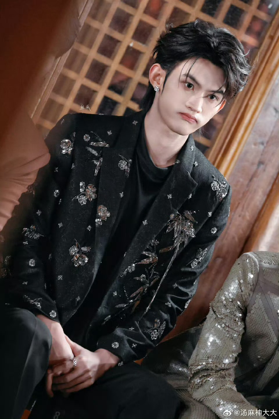 云旗走秀造型云旗在冷脸与嘟嘴之间无缝切换，前一秒酷感拉满让人怦然心动，后一秒软萌