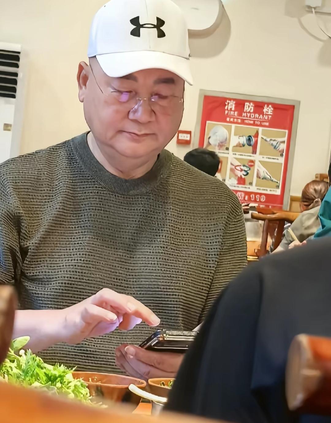 陈丽华离世已经4个月了，
很久没露面的迟重瑞，
最近在北京饭店被偶遇，
以前儒雅