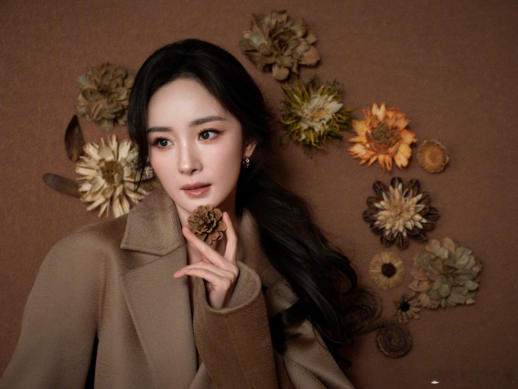 杨幂冬日温柔暖暖妆容金鹤龙晒杨幂妆容金鹤龙晒杨幂妆容，好温柔，真是太棒啦 ​​​