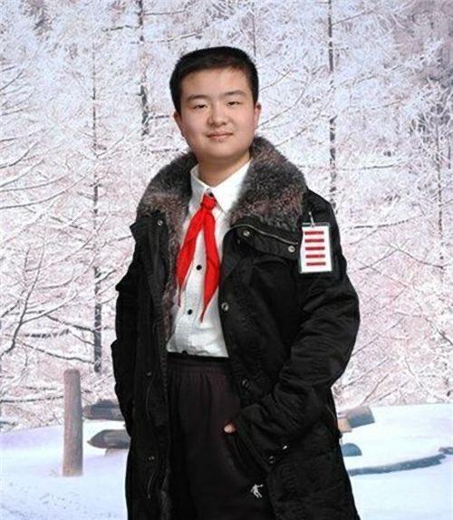 十三年前，一张武汉某少先队集会上的照片，让很多人记住了一个“五道杠”男孩。

照