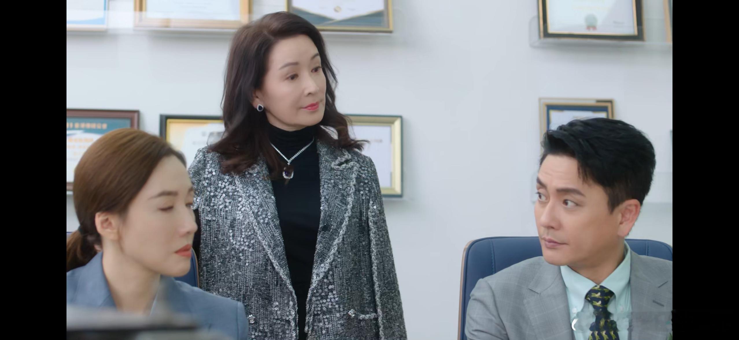 新闻女王2李施嬅饰演的张家妍新闻女王2张家妍的困境让人感同身受。在职场的漩涡中，