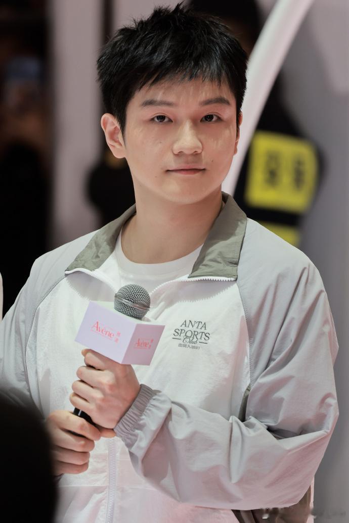 雅漾守护纯粹热爱樊振东始终以一颗赤子之心，坚守对乒乓球最纯粹的热爱。他像一面镜子