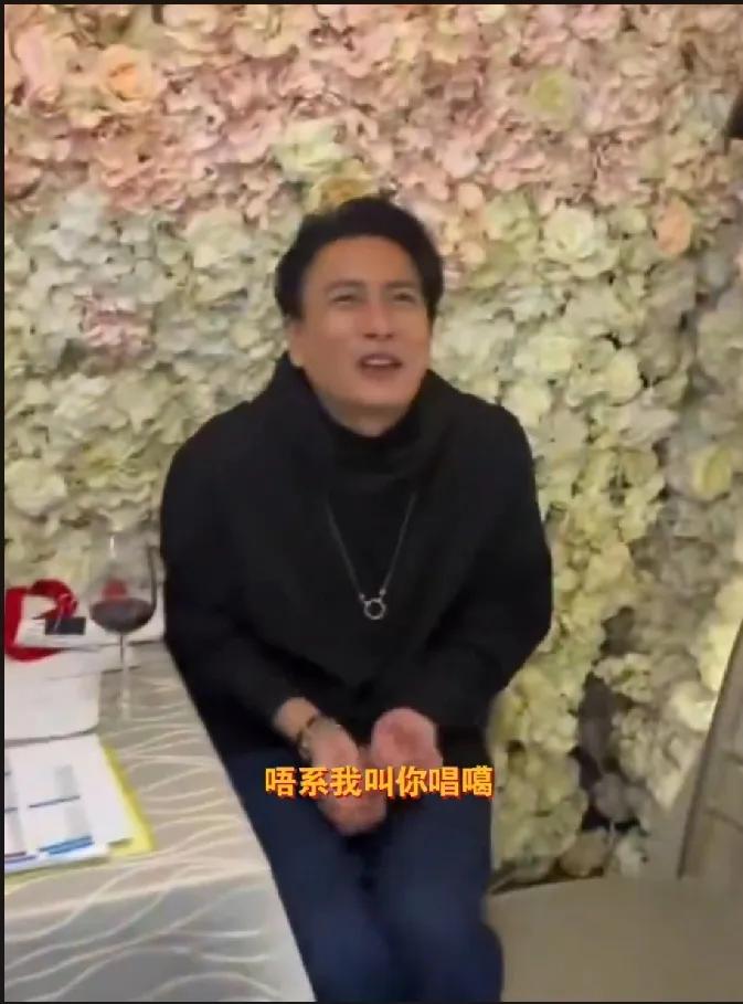 郑希怡对着黄宗泽唱《K歌之王》！
郑希怡在2026年1月7日《风华背后》杀青宴上