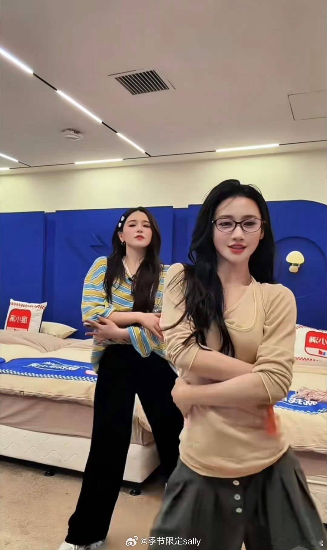 偶滴神呐，这不就是偷拍，疑似是阚清子在宿舍和何宣林跳舞的时候浪姐宿舍窗户 偷拍