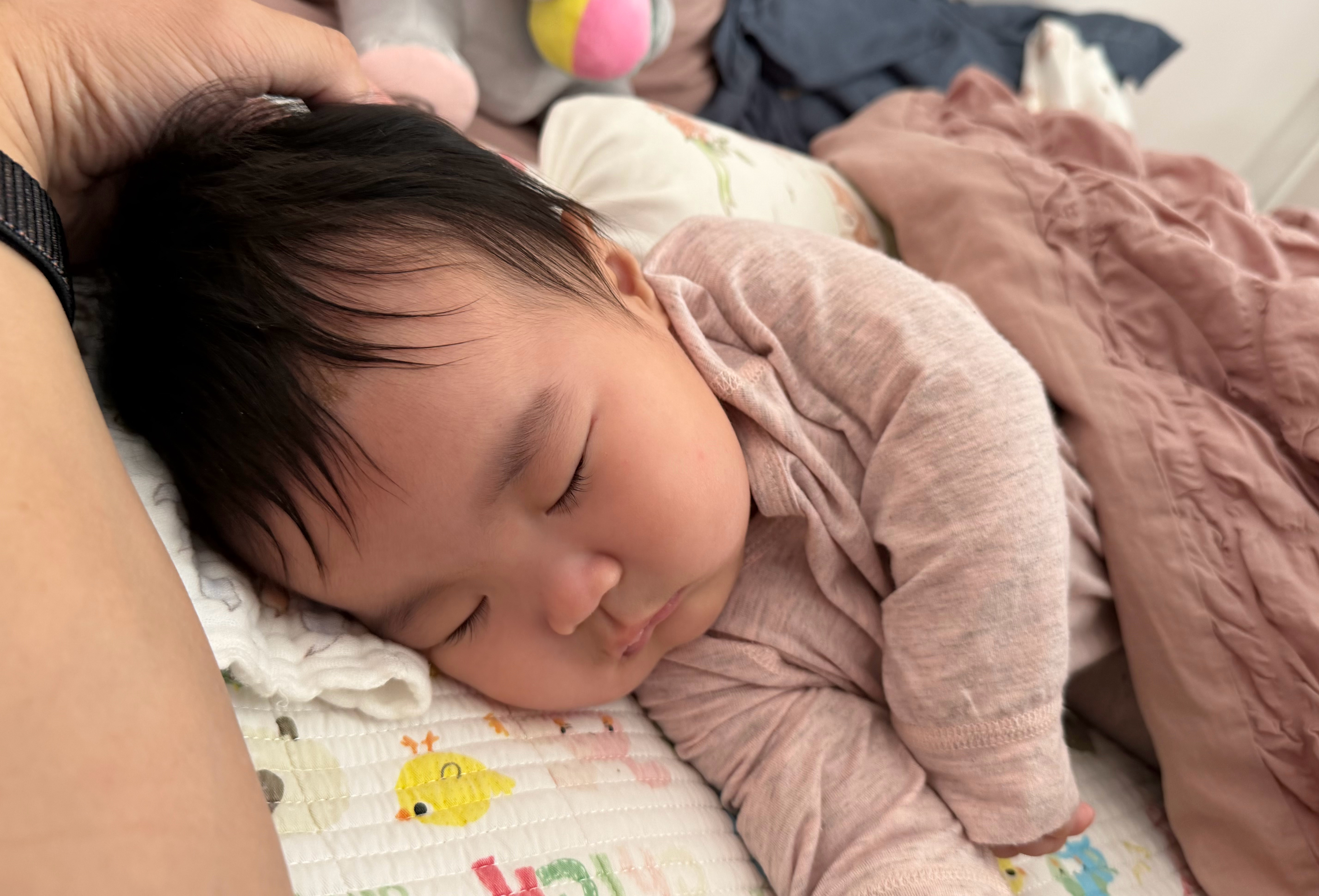 记录一下这一历史时刻我姑娘竟然能自主入睡，不用人抱着哄了。刚刚自己玩累了躺那就睡