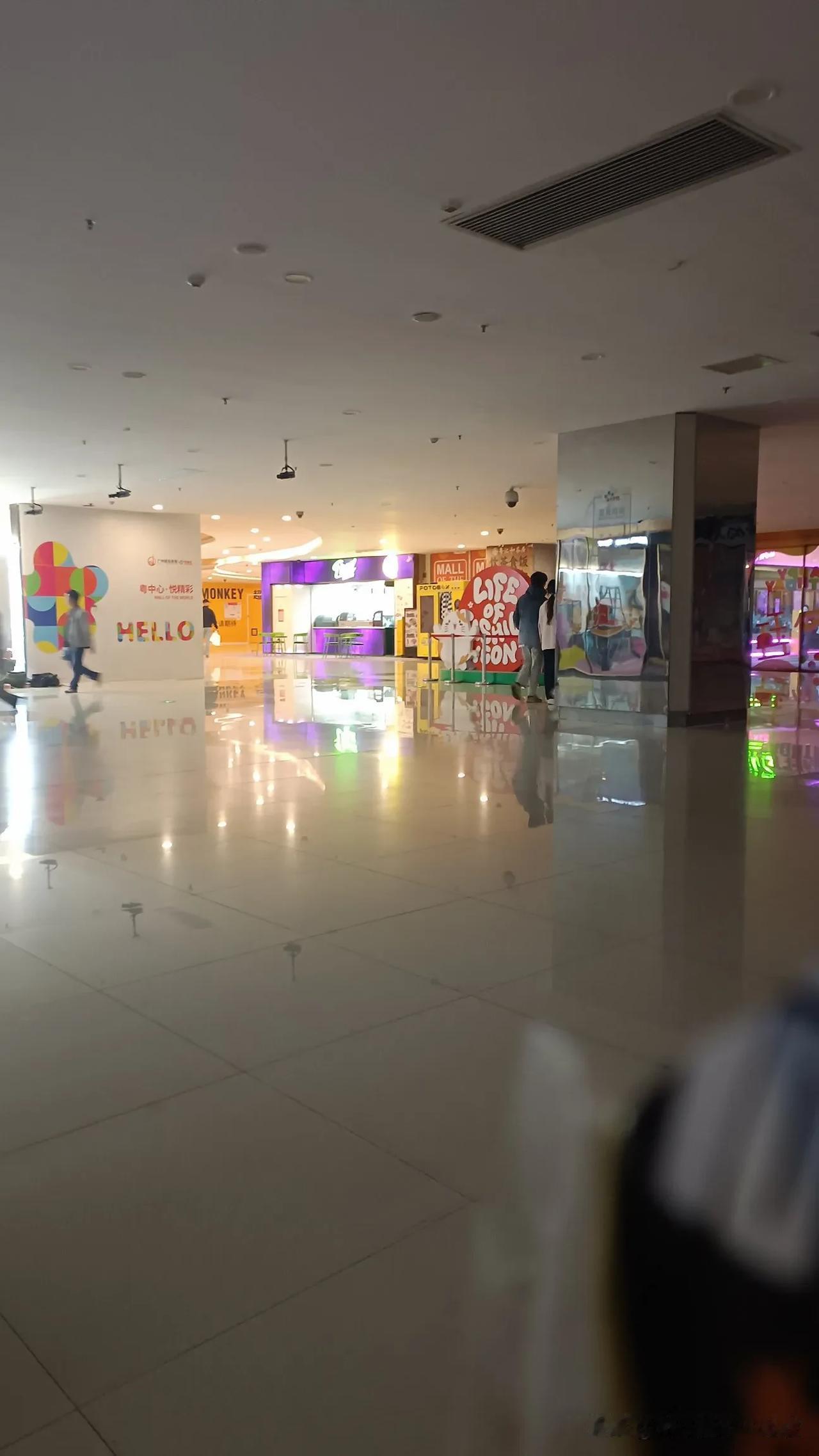 广州快过年了，商场空空的景象让人有些意外。一方面，多地叫停2026跨年夜活动，广