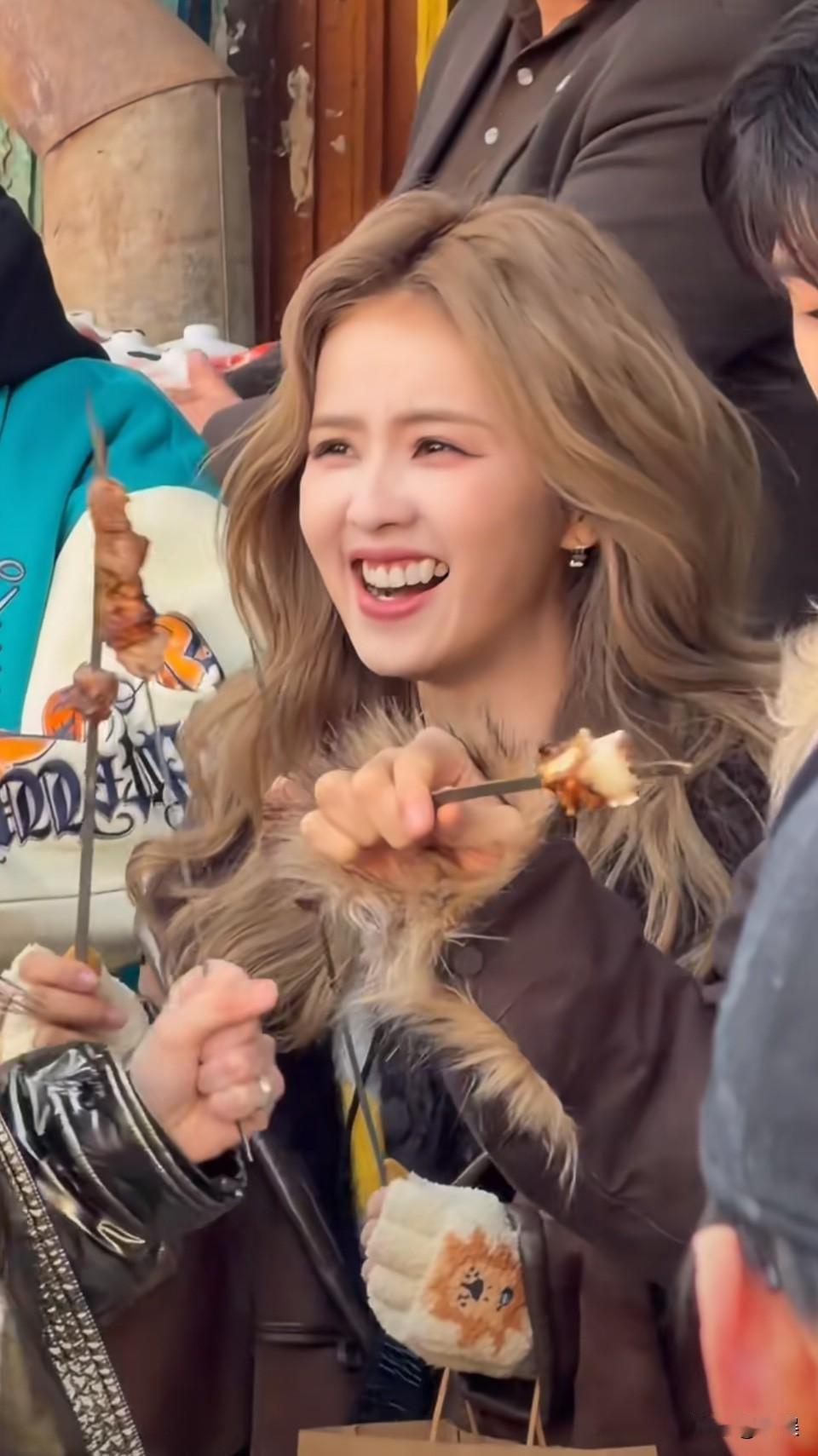 她真的一点偶像包袱都没有，是我喜欢的一个女星！[吃瓜群众]感受到她的快乐了，好有