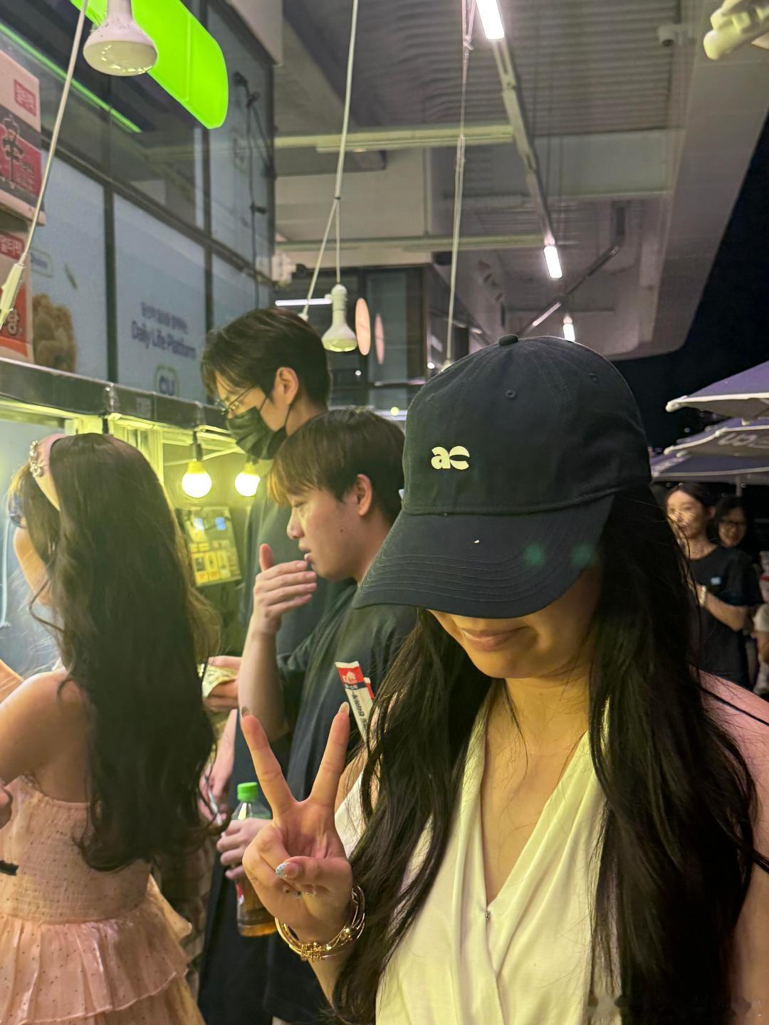 胡一天在韩国汉江煮泡面胡一天在汉江煮面的生图状态绝了，明明戴着口罩，但你就能感觉