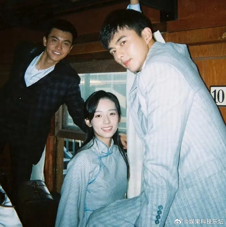 周也还是演现代剧吧，这种民国角色看着怪怪的，有点显老 