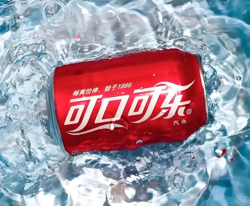 这是一瓶可口可乐，在中国卖3块钱，在美国卖2美元。按1美元兑6.79元人民币的汇