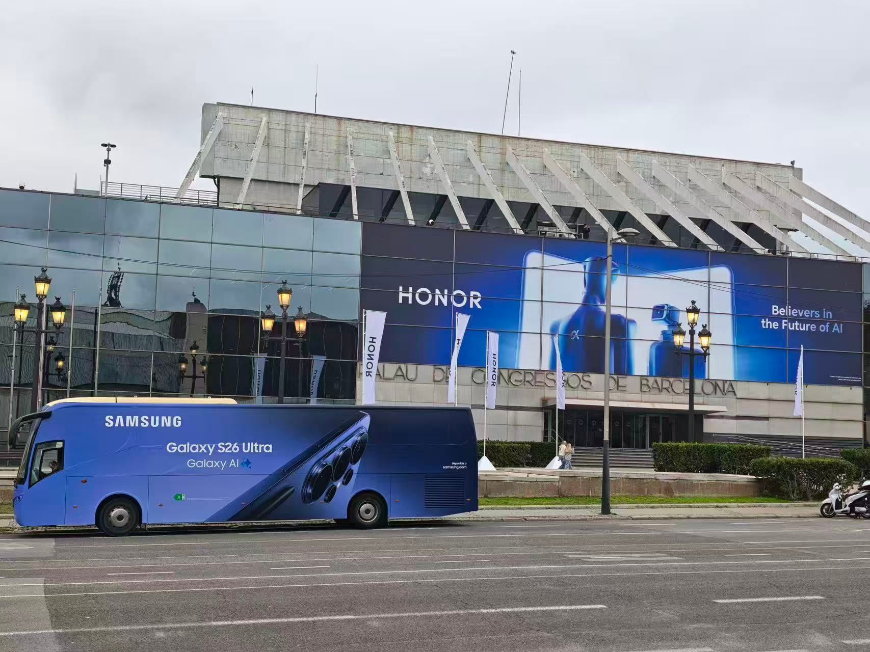 十年前三星在MWC追着苹果“贴脸开大”，今年镜头全对准了荣耀 。热闹了！当别家还