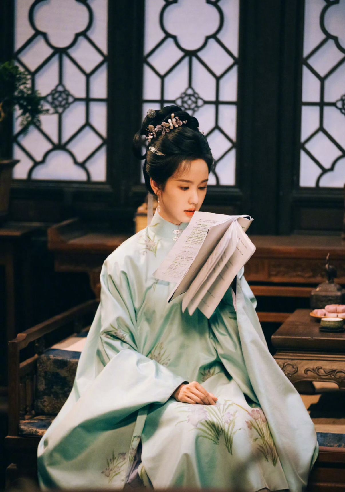 收集在每个等戏间隙都在默默熟悉剧本背台词的嘟嘟陈都灵片场读剧本照