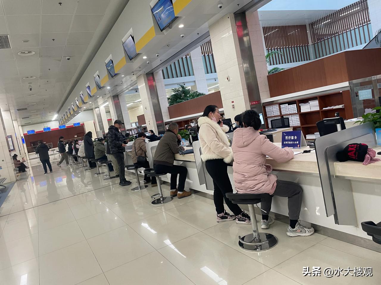 年底一大早，东湖高新区政务服务中心人数不多